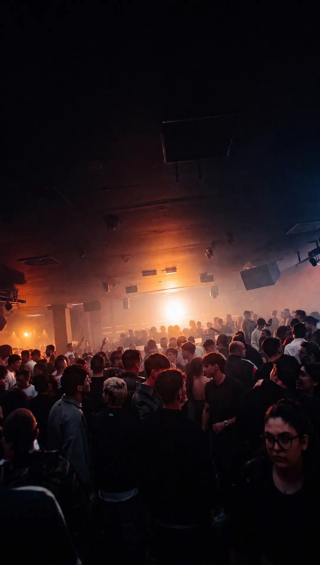 Prompt · Folla in club